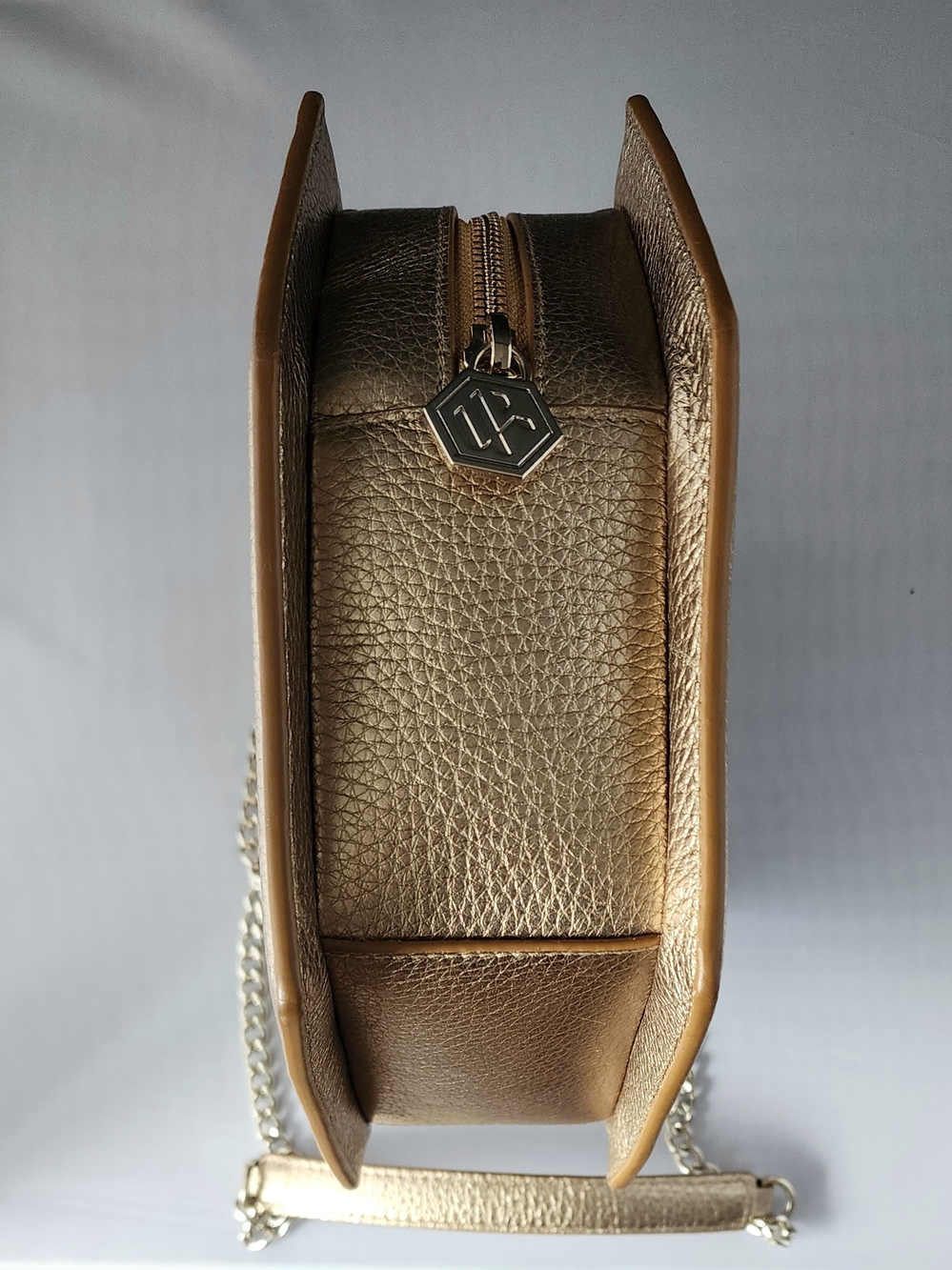 BEE & KIN 'SIDEKICK 2.0' Metallic Gold Hexagon Crossbody Bag with Chain Strap - Picture 3 of 8